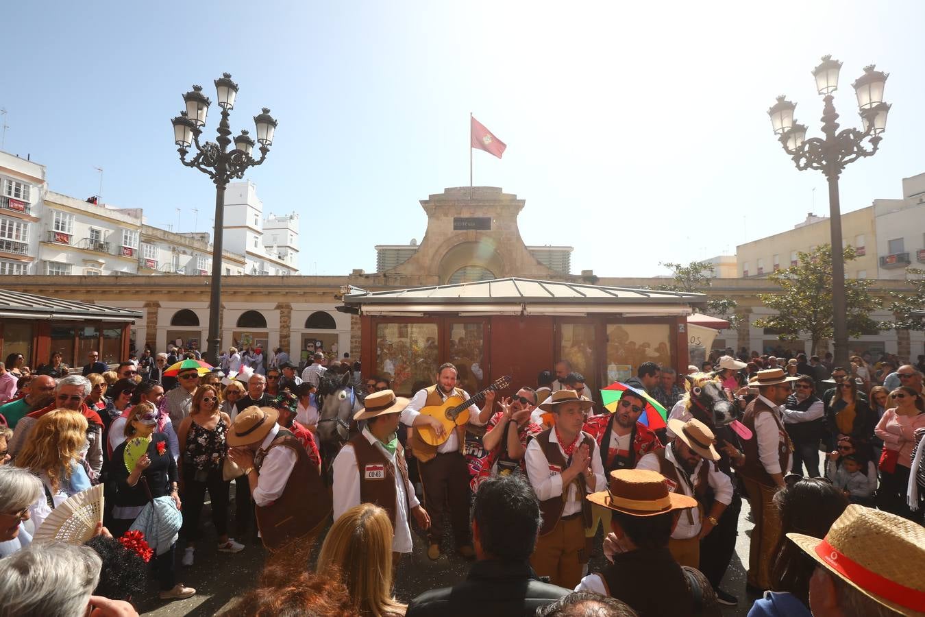 Cádiz se llena de coplas y público en un gran Carnaval Chiquito