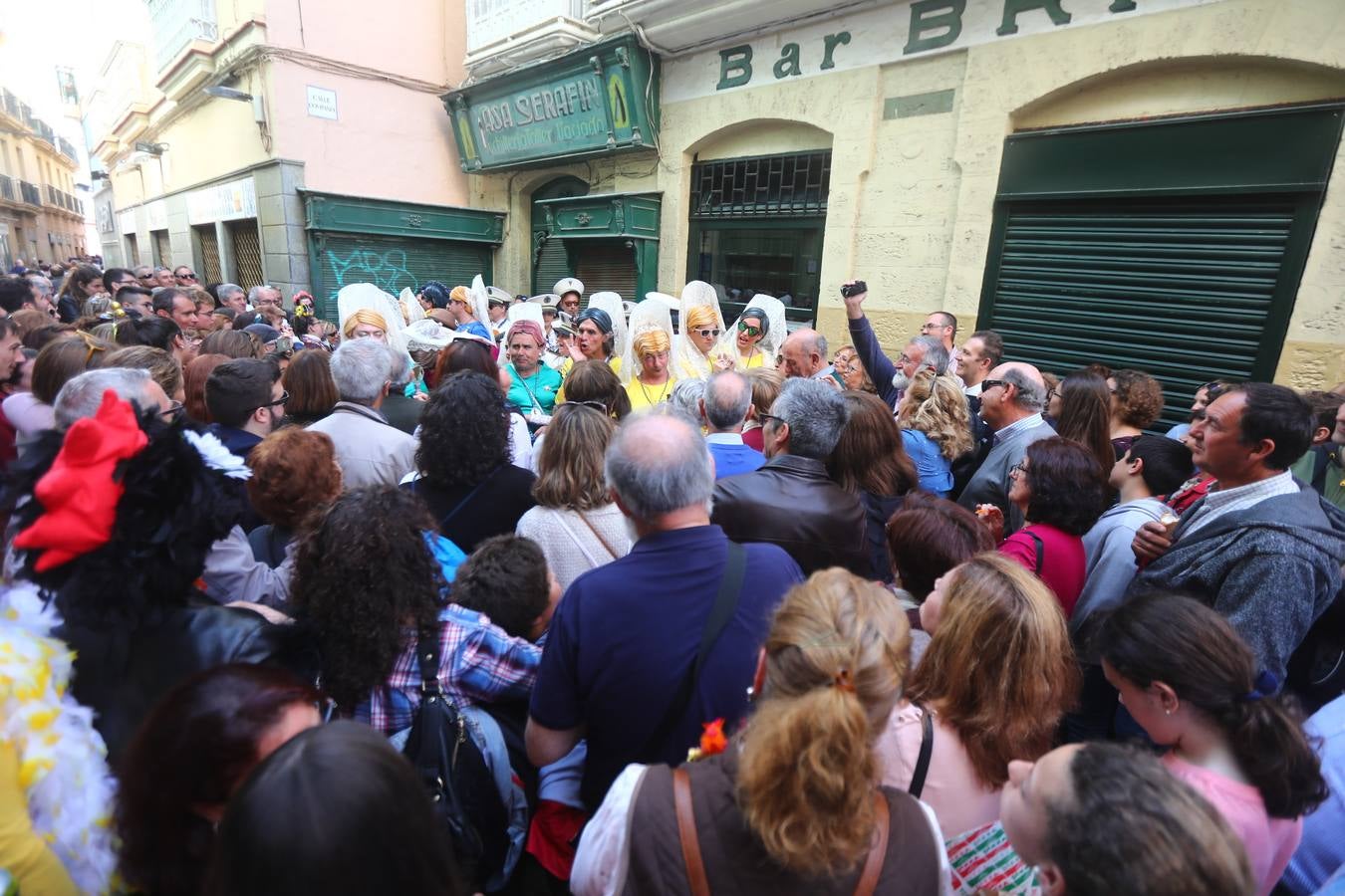 Cádiz se llena de coplas y público en un gran Carnaval Chiquito