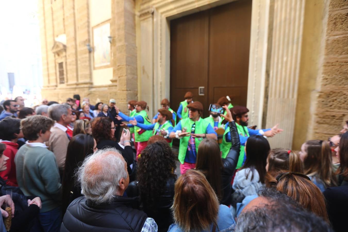 Cádiz se llena de coplas y público en un gran Carnaval Chiquito