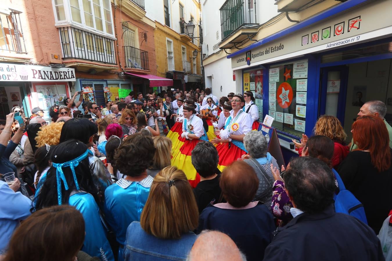 Cádiz se llena de coplas y público en un gran Carnaval Chiquito