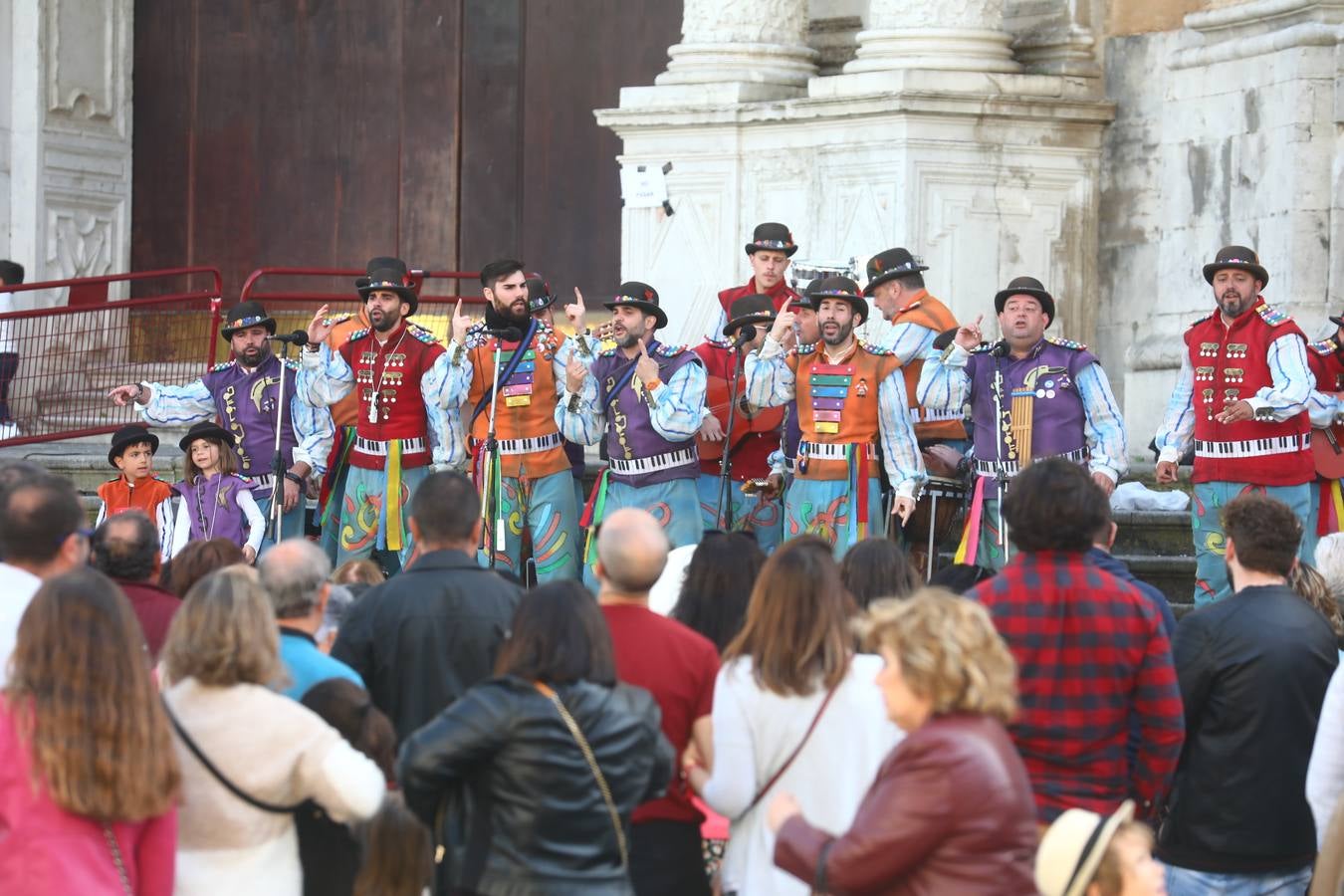 Cádiz se llena de coplas y público en un gran Carnaval Chiquito