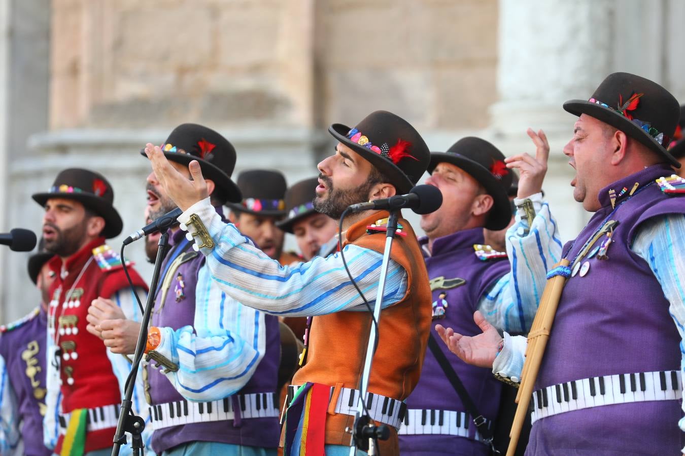 Cádiz se llena de coplas y público en un gran Carnaval Chiquito