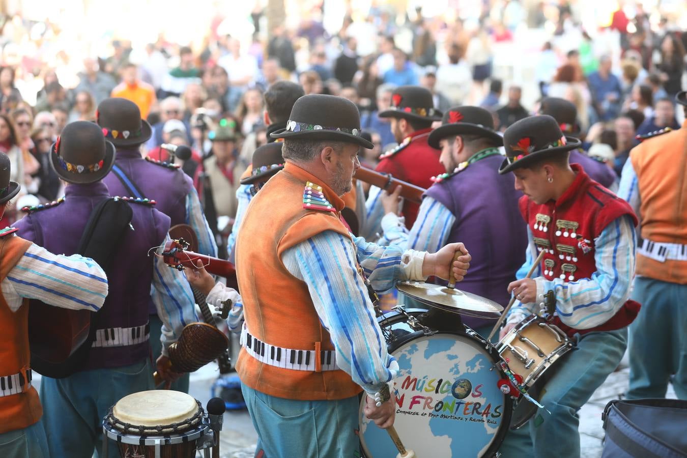 Cádiz se llena de coplas y público en un gran Carnaval Chiquito