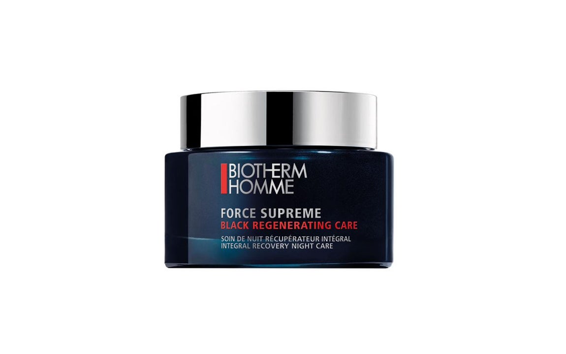 Máxima reparación. Si la piel de tu padre necesita un extre de reparación, con Force Supreme Black Regenerating Care de Biotherm Homme volverá a lucir su mejor versión. Una fórmula nocturna que cuenta con un alto poder reparador, ayuda a remodelar la piel capa por capa y restaura la fuerza y ​​el aspecto juvenil. (Precio: 89,90€ / 50 ml)
