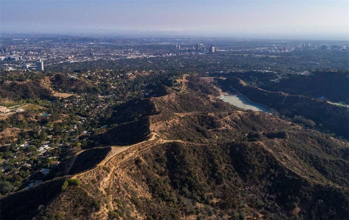 9560 Cedarbrook Dr. No es una casa construida y sin embargo el terreno ya forma parte de los más caros en todo el mundo. Es más, se cree que en el momento de crearse una mansión en ese lugar, en 9560 Cedarbrook Dr Beverly Hills, formaría parte de las casas de lujo de la zona. Se encuentra en Los Ángeles y para ser propietario de 22.860 metros cuadrados hay que desembolsarse primero de 220 millones de euros.