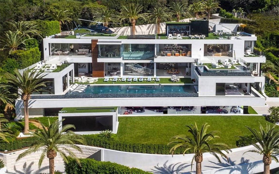 924 Bel-Air Rd. 924 Bel Air Rd nació gracias a la idea de Bruce Makowsky, que además de diseñar aviones y yates quiso probar suerte con los inmuebles de lujo. Y su invención ha sido de las más aplaudidas ya que se trata de una de las viviendas más lujosas, excéntricas y caras de todo el mundo costando poco más de 132 millones de euros. ¡Casi nada!