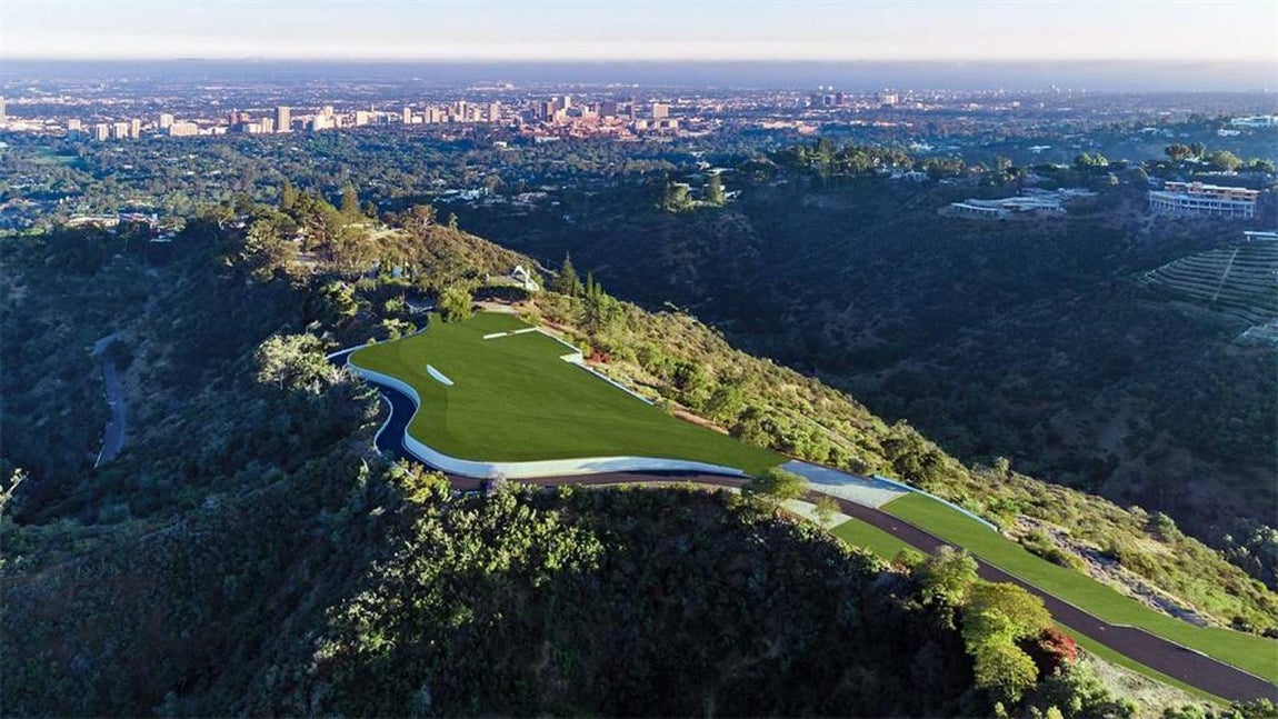 The Enchanted Hill. En este caso no se trata de una vivienda, sino de un terreno privilegiado para dar rienda suelta a la imaginación y alzar la mansión jamás construida. Se encuentra sobre una cima de Beverly Hills, en Los Ángeles, y tiene una posición única para aprovechar las vistas de la ciudad, el océano y la montaña. ¿Su precio? 132 millones de euros.