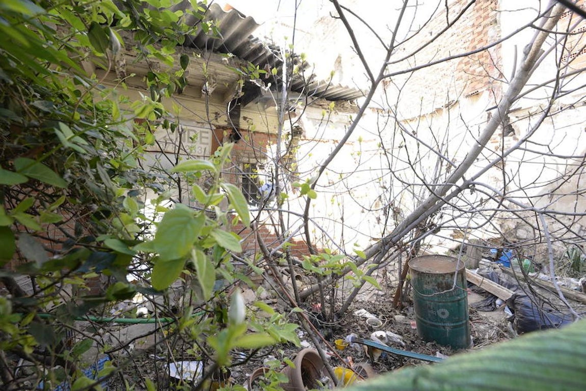Solar abandonado junto a la iglesia de San Miguel. 