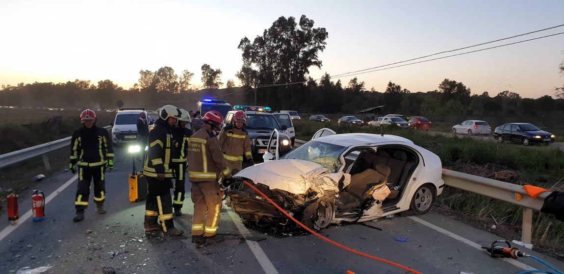 Choque frontal entre tres turismos en la localidad sevillana de La Puebla del Río