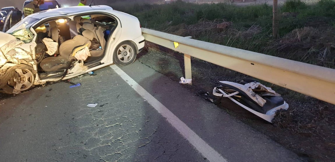 Choque frontal entre tres turismos en la localidad sevillana de La Puebla del Río