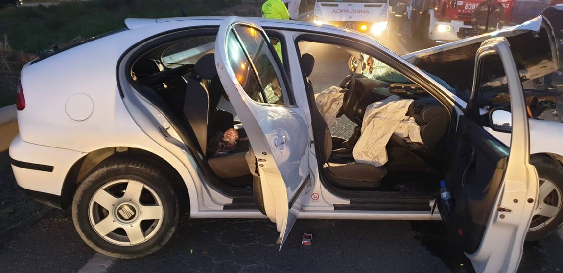 Choque frontal entre tres turismos en la localidad sevillana de La Puebla del Río