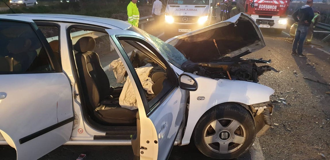 Choque frontal entre tres turismos en la localidad sevillana de La Puebla del Río