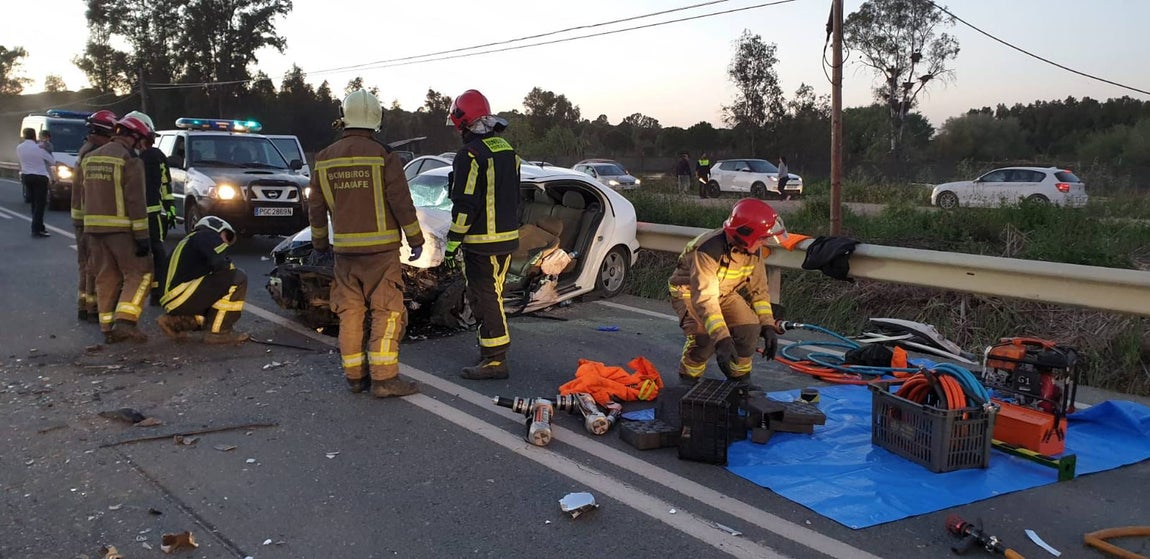 Choque frontal entre tres turismos en la localidad sevillana de La Puebla del Río