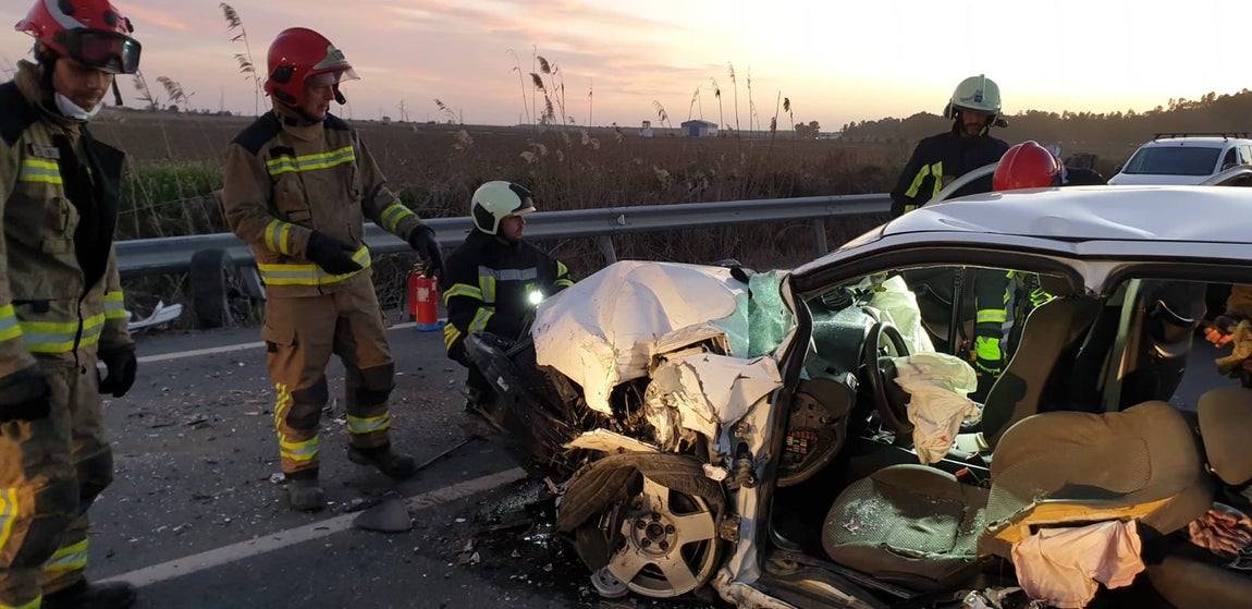 Choque frontal entre tres turismos en la localidad sevillana de La Puebla del Río