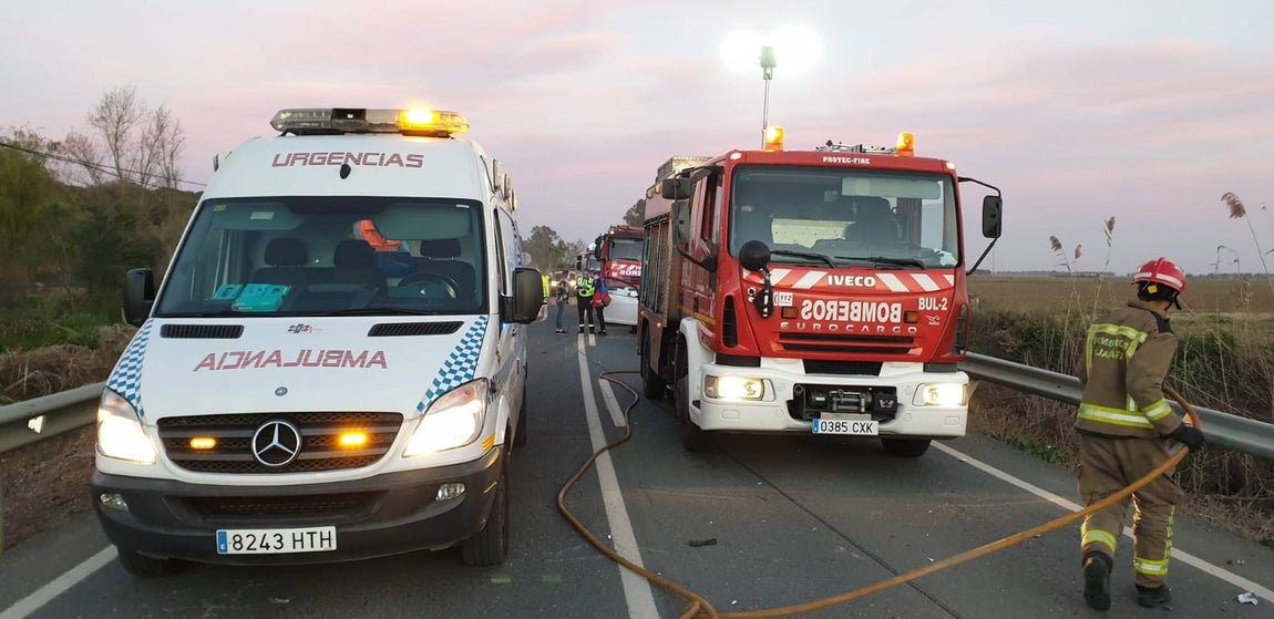 Choque frontal entre tres turismos en la localidad sevillana de La Puebla del Río