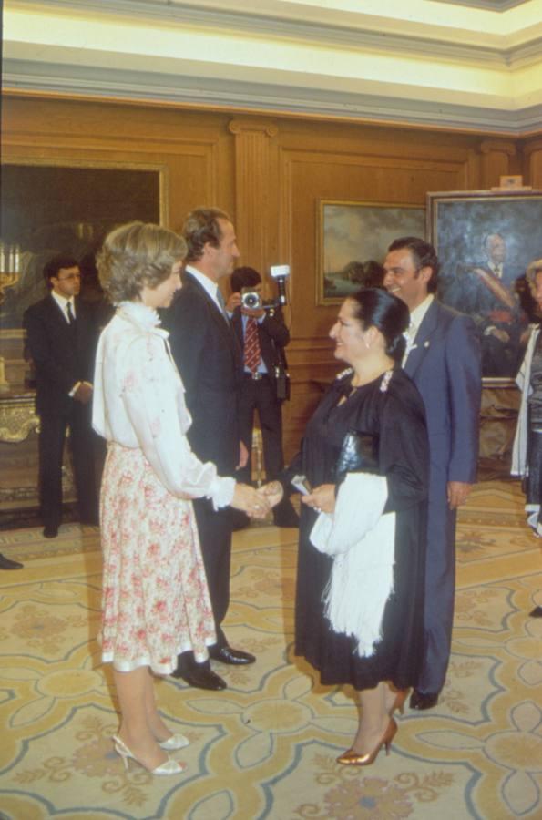 Juanita Reina y su marido saludan al Rey Juan Carlos I y a la Reina Sofía