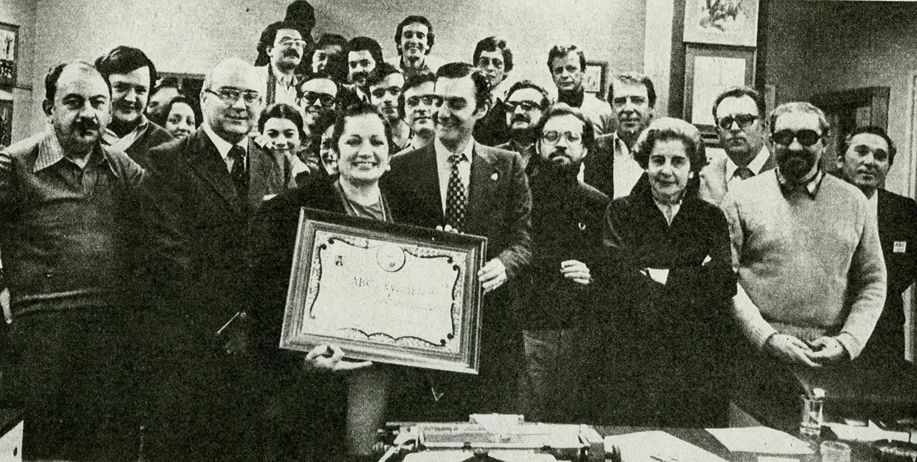 Juanita Reina visitó la redacción de ABC de Sevilla en 1980, en la que le entregaron una placa