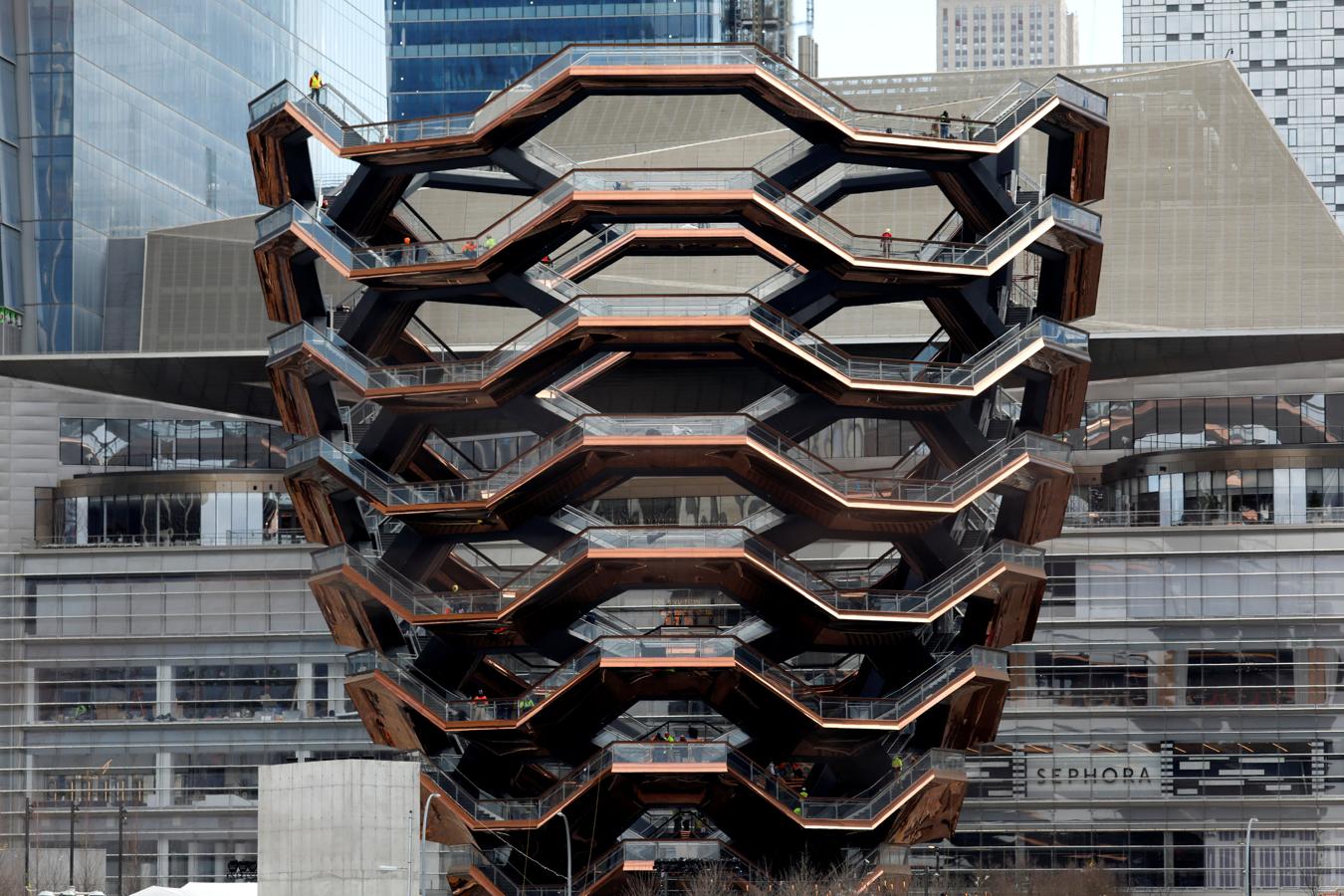 Un nuevo mirador en el oeste de Manhattan. La gran escultura, la pieza central de los jardines de Hudson Yards y diseñada por el arquitecto británico Thomas Heatherwick, está formada por más de 2.500 peldaños distribuidos en 154 tramos de escaleras que se interconectan para formar decenas de miradores desde los que los visitantes podrán admirar la zona oeste de Manhattan.