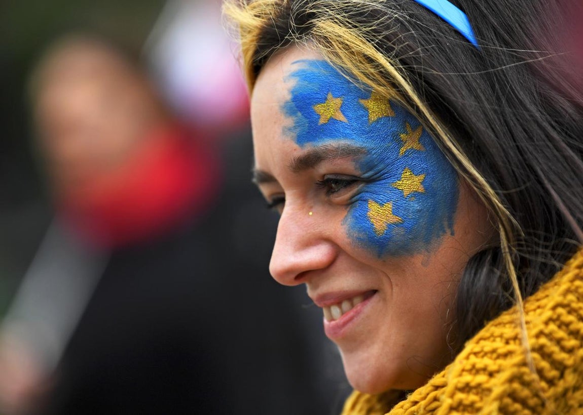 Una partidaria del remain se manifiesta en Londres este sábado en la marcha «People's Vote», reclamando un segundo referéndum sobre el Brexit. 