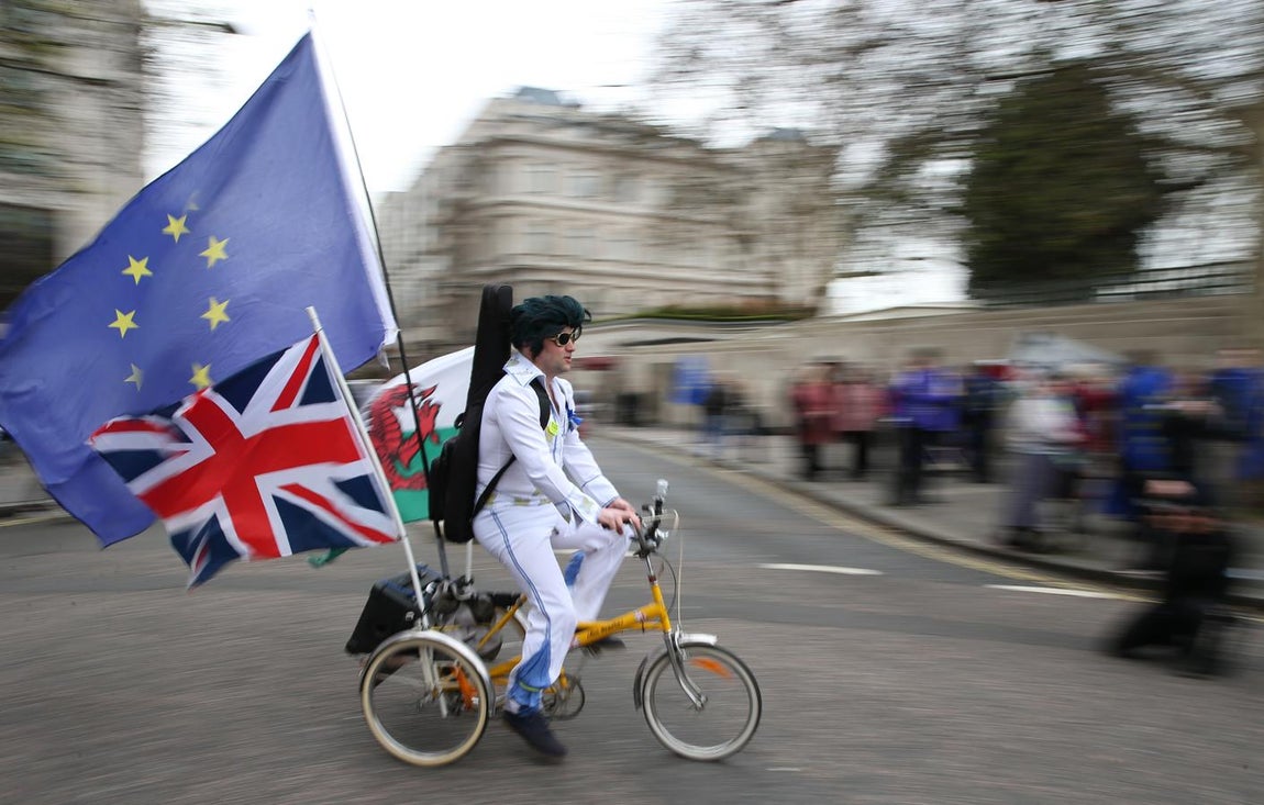 Un partidario de permanecer en la UE marcha por Londres. 