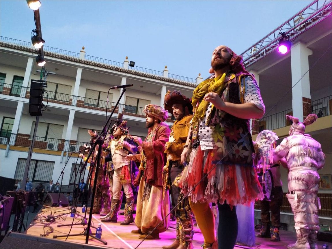 El desembarco del Carnaval de Cádiz en Salesianos, en imágenes