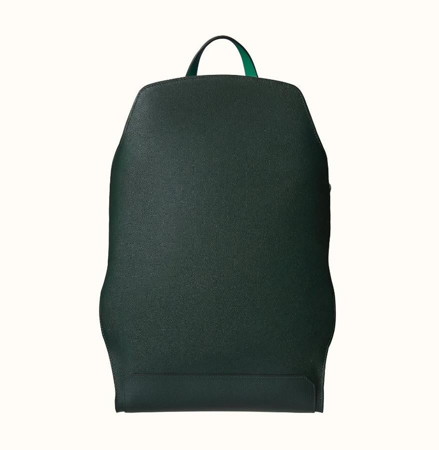Mochila Cityback. Urbana y elegante, la mochila está forrada en ternera Evercolor. Está decorada con adornos en plata paladiada y su cierre con cremallera, correas ajustables un asa llevar en la espalda o en la mano. Precio: 5.350 euros