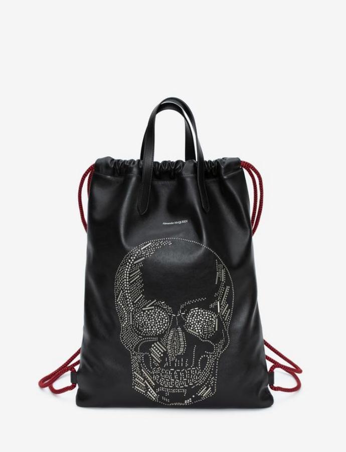 Mochila Studded Skull. La mochila 100%  piel de becerro en negro luce la icónica calavera del "enfant terrible" de la moda. Precio: 1.690 euros