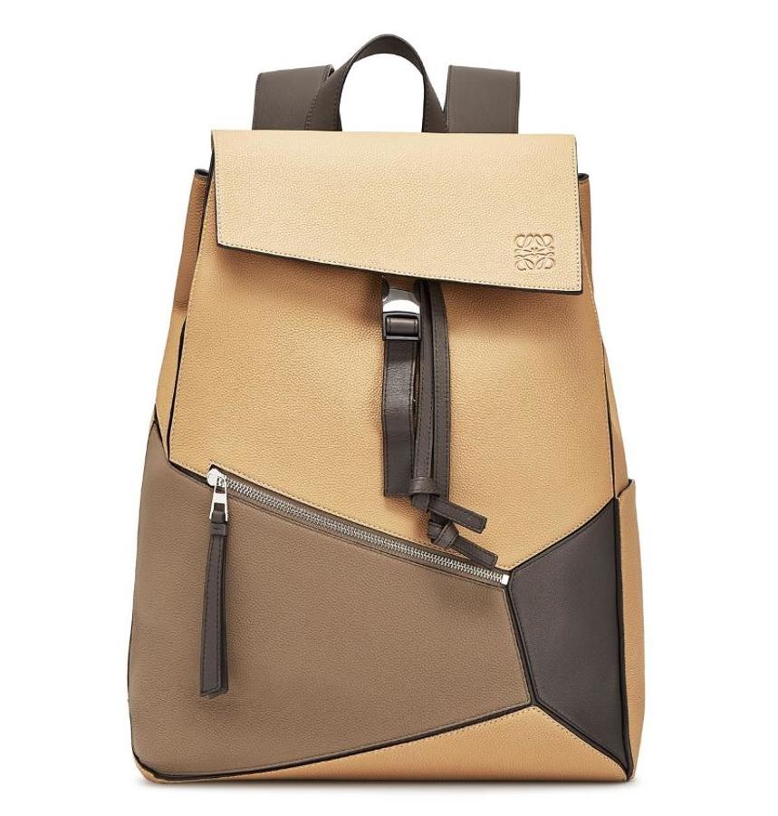 Mochila Puzzle. Este modelo en beige desierto y topo oscuro combina con cualquier look. Está fabricada en piel de ternera con un forro interior de algodón y bolsillos exteriores e interiores con cierre de cremallera. Precio: 2.300 euros