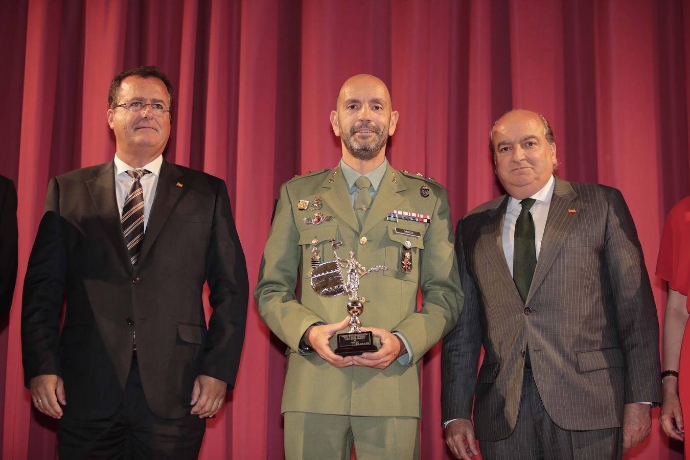 El delegado de Seguridad del Ayuntamiento de Sevilla, Juan Carlos Cabrera, el coronel jefe dle Tercio «Don Juan de Austria» 3º de la Legión, Luis Francisco Cepeda Lucas, y el presidente de ADACEM, Luis Miguel Martín Rubio