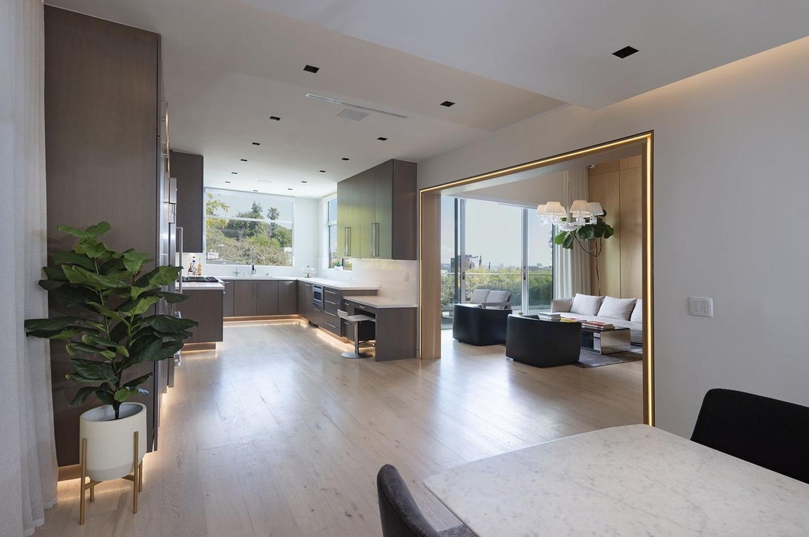 Planta principal. En ella se encuentran el salón, el comedor y la cocina separados por arcos y con posibilidad d cerrarse mediante puertas correderas