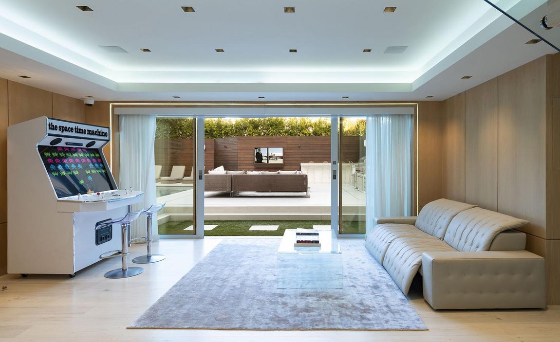 Sala de juegos. Toda estrella necesita un lugar en donde dispersarse y entretenerse. MelB opta por los videojuegos y en su casa hay una enorme sala destinada a ellos