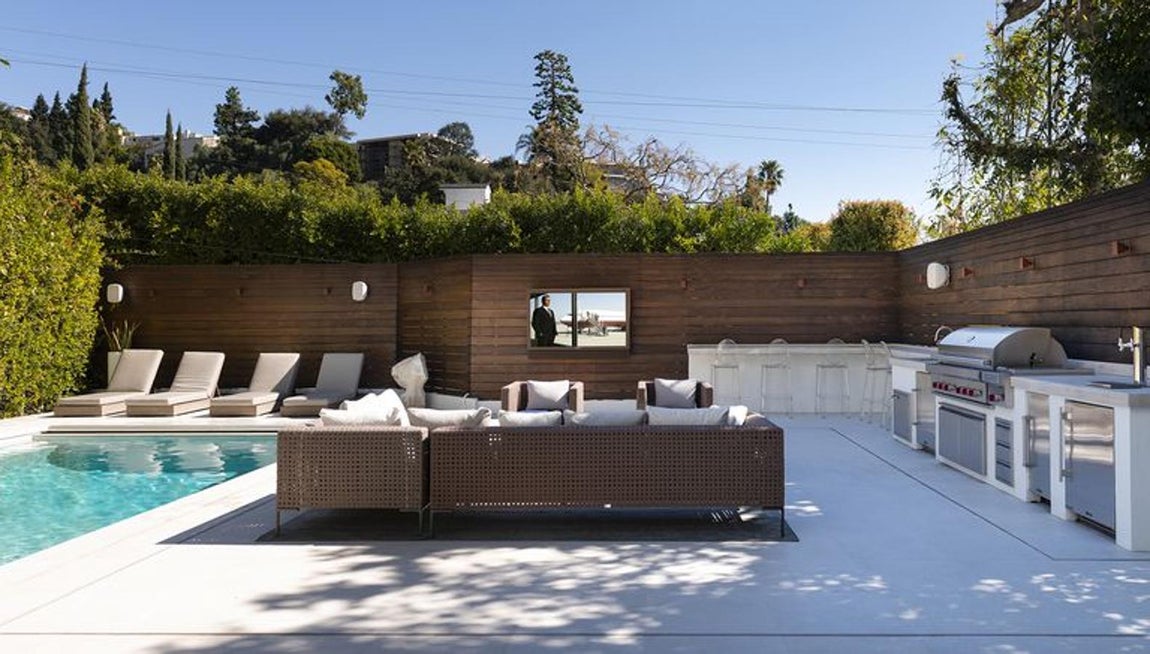 Exteriores. La mansión no tine grandes jardines pero sí un espacio discreto dotado de todo lo que necesita para disfrutar su tiempo al alre libre