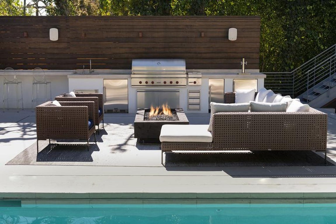 Cocina. La zona de relax más grata de la casa cuenta con una cocina para poder preparar cualquier vianda mientras se disfruta de las suaves temperaturas de Los Ángeles