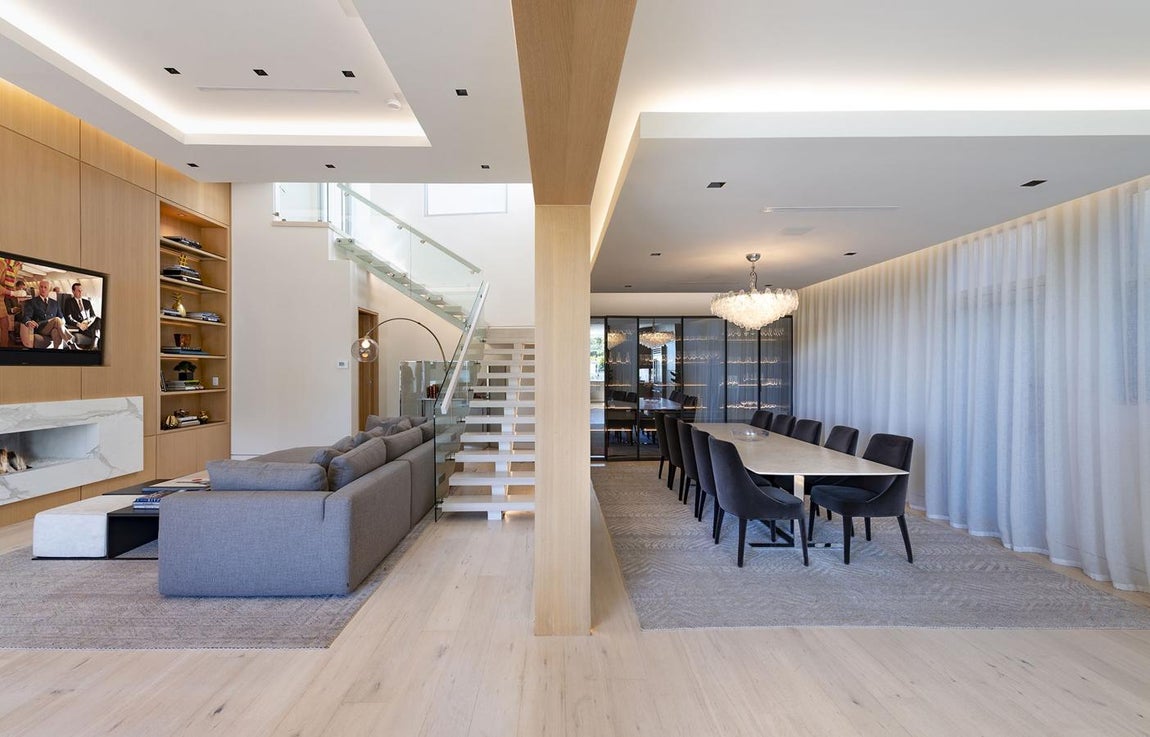 Zonas comunes. Para acentuar la amplutu del espacio, las zonas comunes de la vivienda están separadas por medios tabiques y arcos. Este recurso consigue estancias diáfanas en las que reina la paz