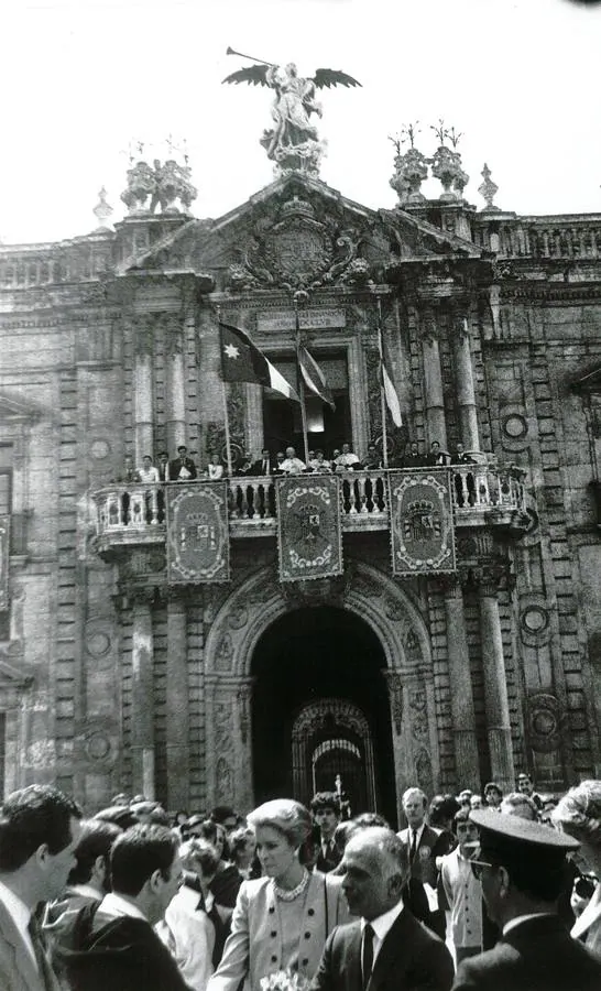 Los monarcas hachemíes, a las puertas de la Universidad de Sevilla, en marzo de 1985