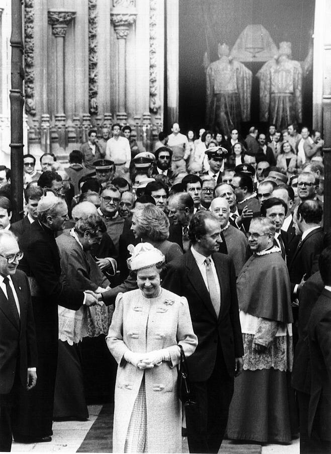 La reina de Inglaterra Isabel II recorre la Catedral de Sevilla, junto a los Reyes de España, en 1988