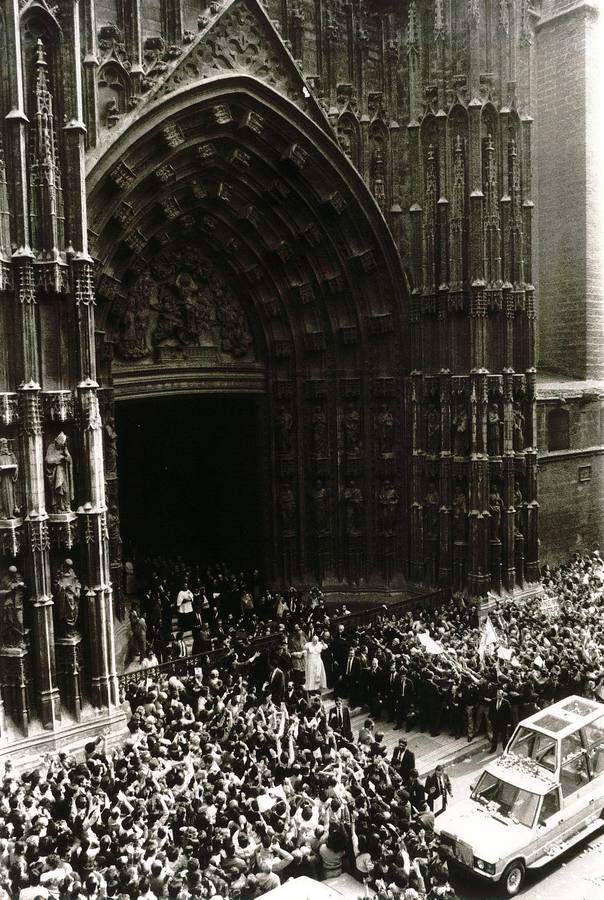 Karol Wojtyla saliendo de la Catedral de Sevilla