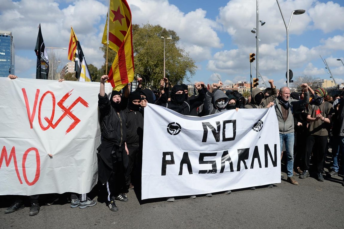 En imágenes: Independentistas radicales intentan boicotear un acto de Vox