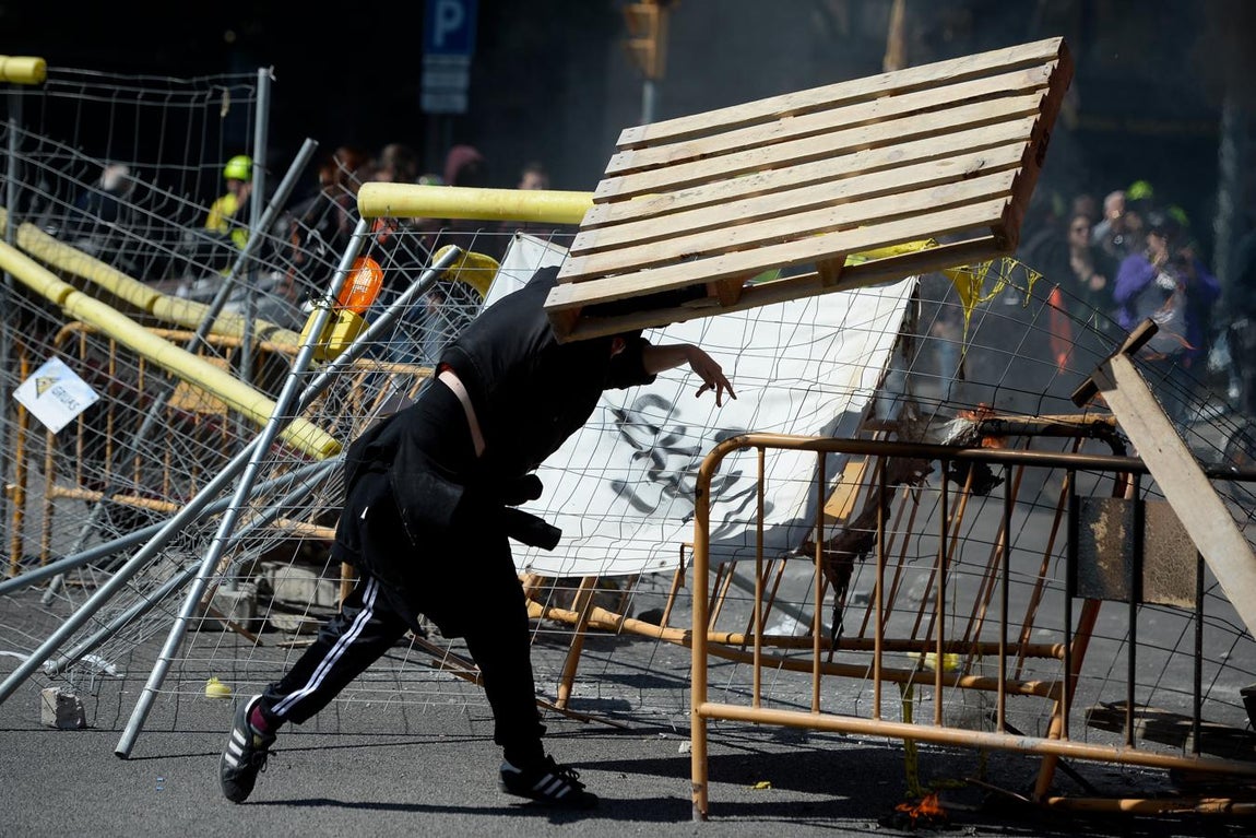 En imágenes: Independentistas radicales intentan boicotear un acto de Vox