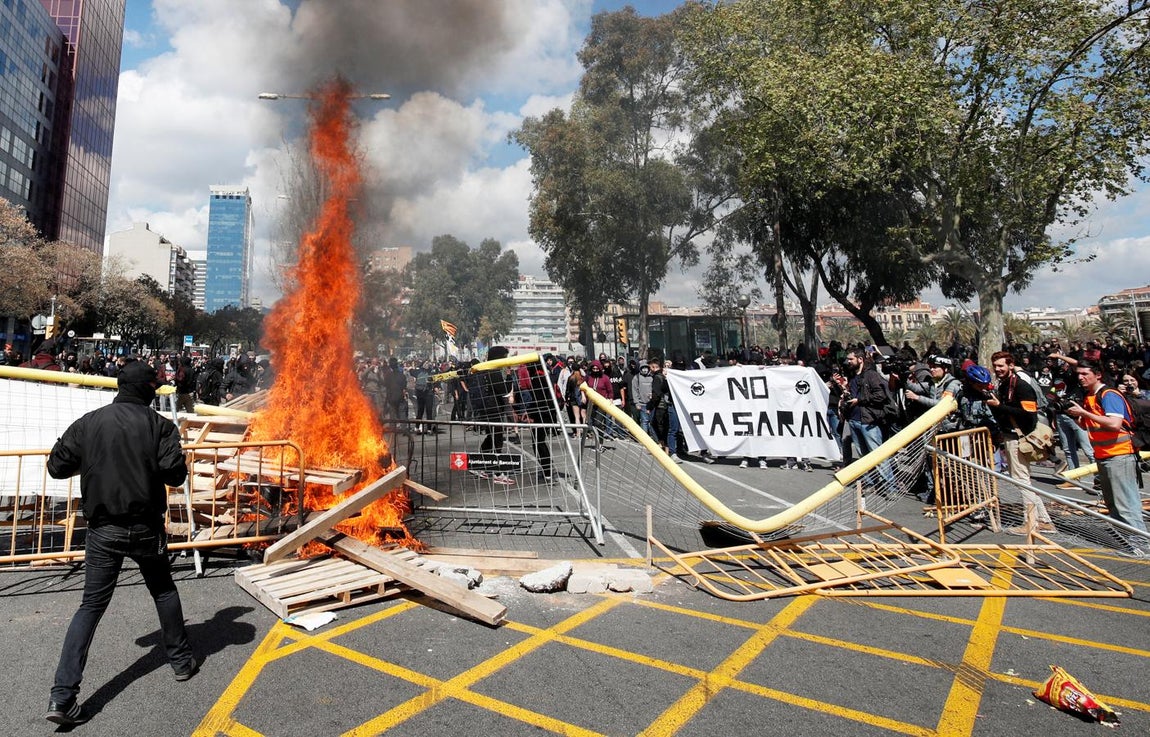 En imágenes: Independentistas radicales intentan boicotear un acto de Vox