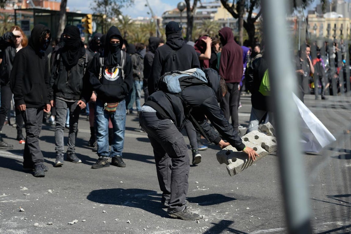 En imágenes: Independentistas radicales intentan boicotear un acto de Vox