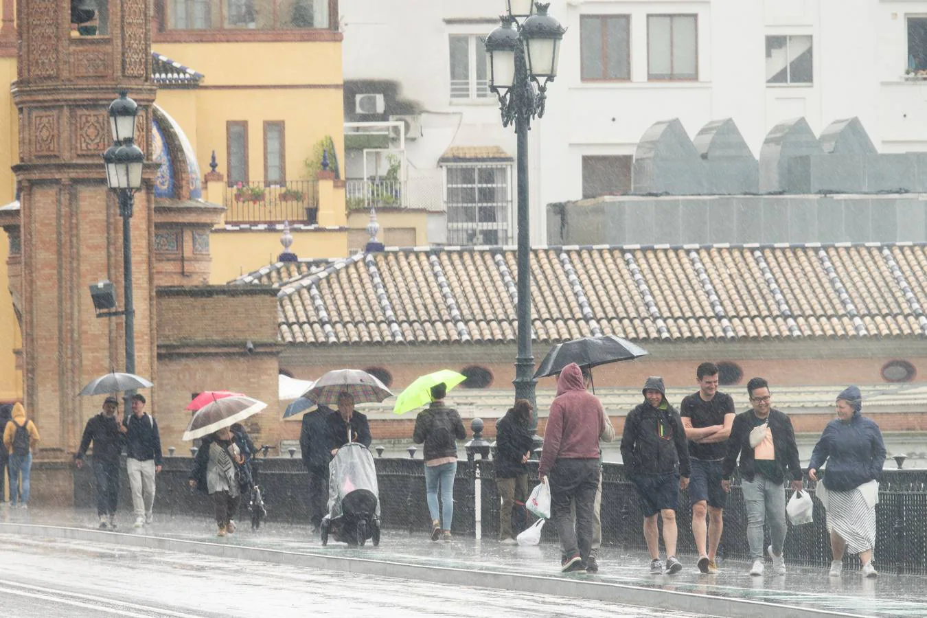 En imágenes, abril arranca con las primeras lluvias importantes en Sevilla