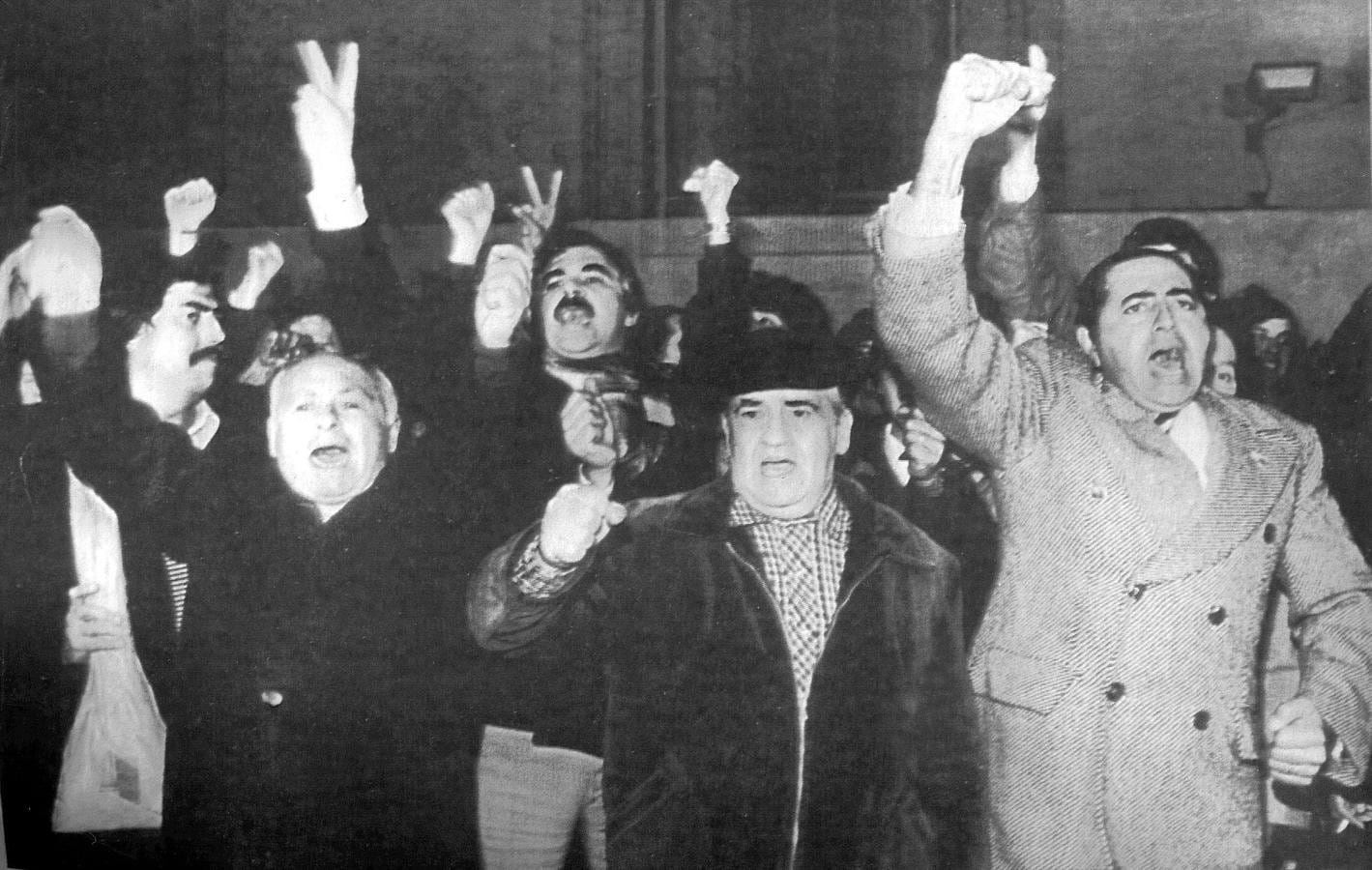Manifestantes argentinos protestan contra la rendición de Argentina en el conflicto por las Islas Malvinas, en el exterior de la Casa Rosada en Buenos Aires, durante una reunión de la Junta Militar después de un acuerdo de alto el fuego alcanzado entre Gran Bretaña y Argentina el 14 de junio de 1982.. 