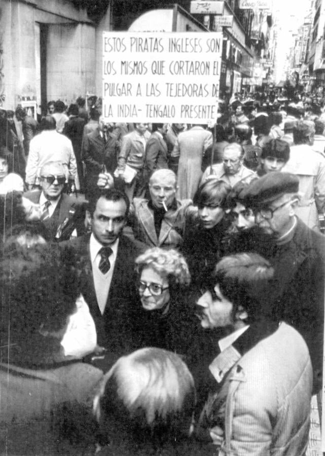 Manifestantes argentinos reunidos en la calle Florida para discutir las últimas noticias del conflicto anglo-argentino tras un «acuerdo de caballeros» entre los dos países en Puerto Stanley.. 