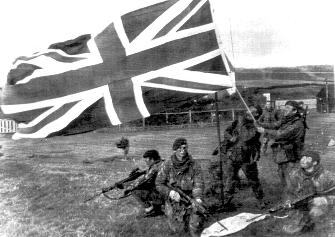 Soldados británicos izan la bandera de Reino Unido en las Islas Malvinas.. 