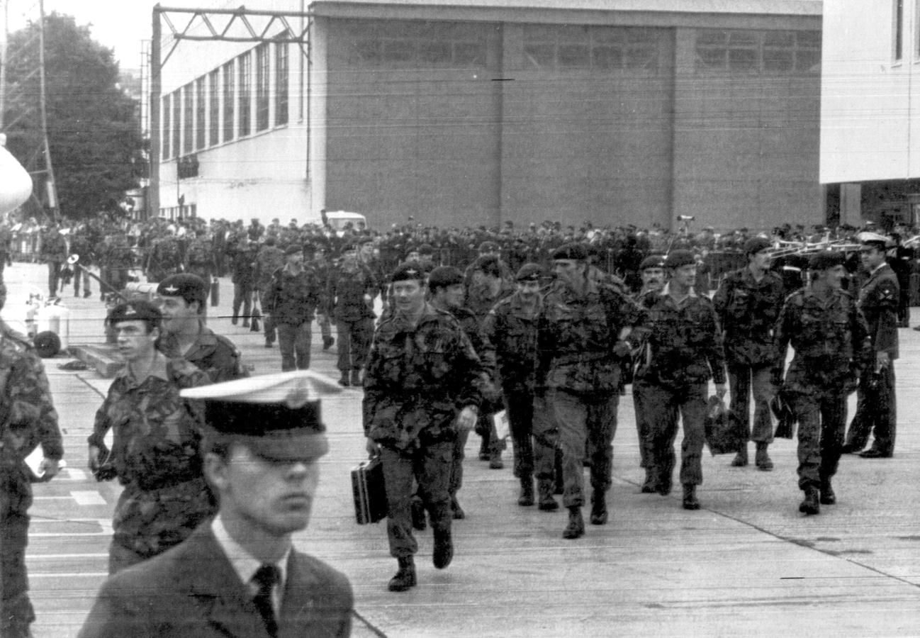 Llegada vía isla Ascensión del 2º y 3º batallón del Regimiento de paracaidistas a Inglaterra donde les espera el Príncipe Carlos y sus familias.. 