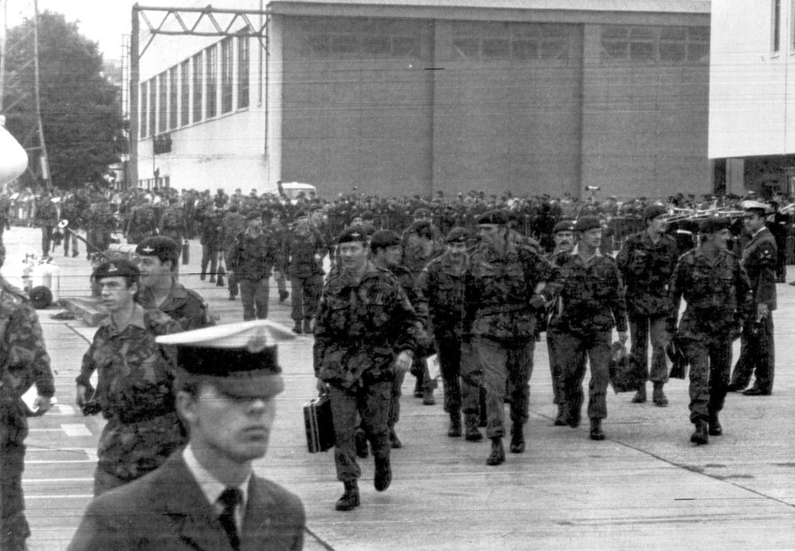 Llegada vía isla Ascensión del 2º y 3º batallón del Regimiento de paracaidistas a Inglaterra donde les espera el Príncipe Carlos y sus familias.. 