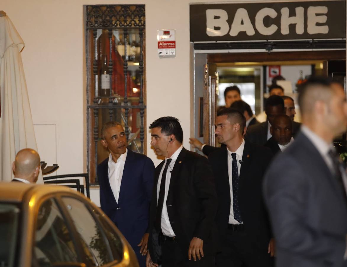 Barack Obama sale del restaurante donde ha cenado en el Centro