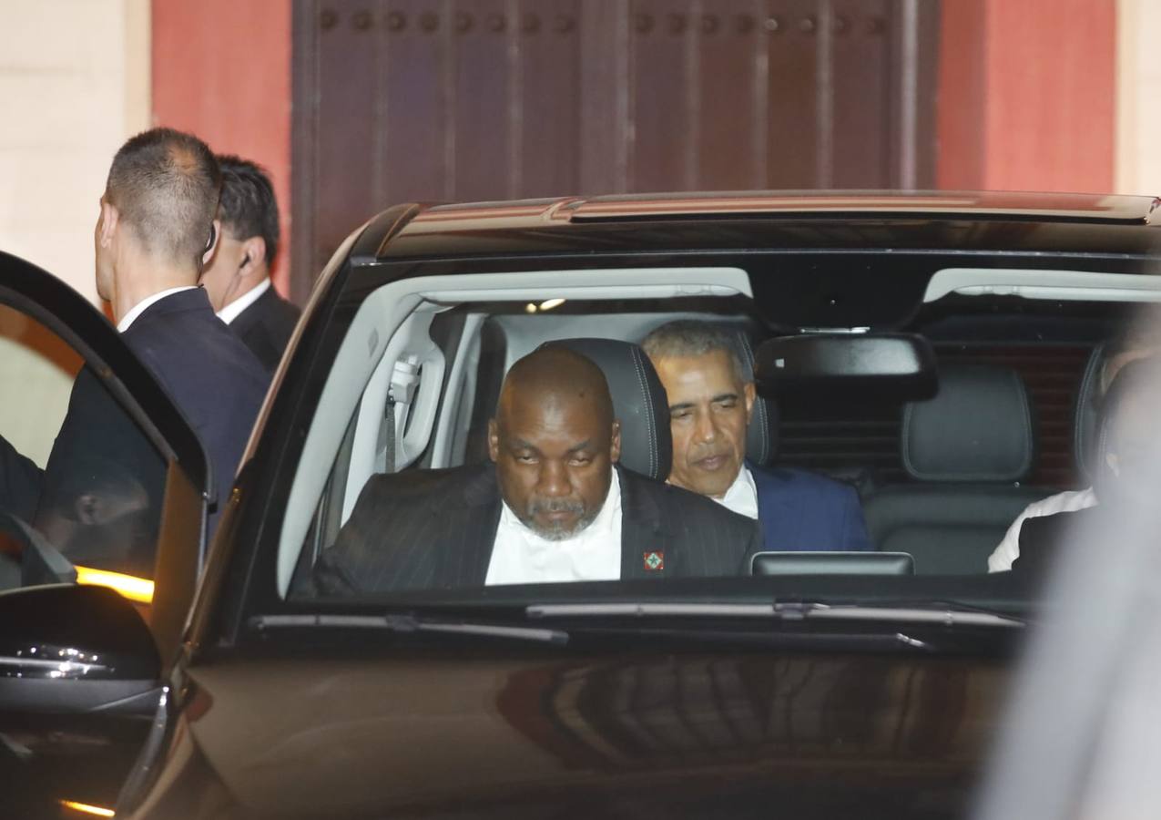 Barack Obama sale del restaurante donde ha cenado en el Centro
