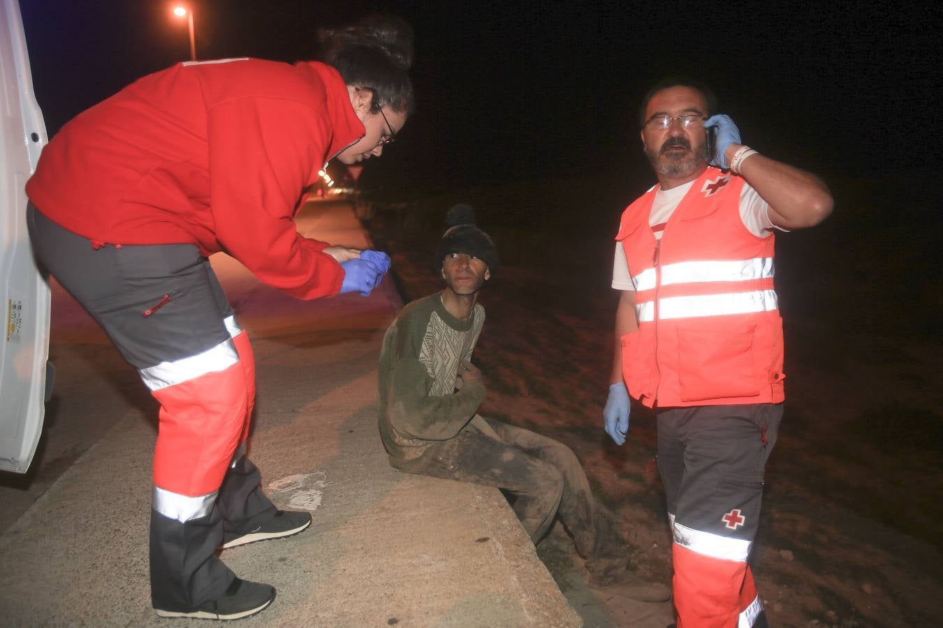 FOTOS: Llega otra patera a las playas de Cádiz capital